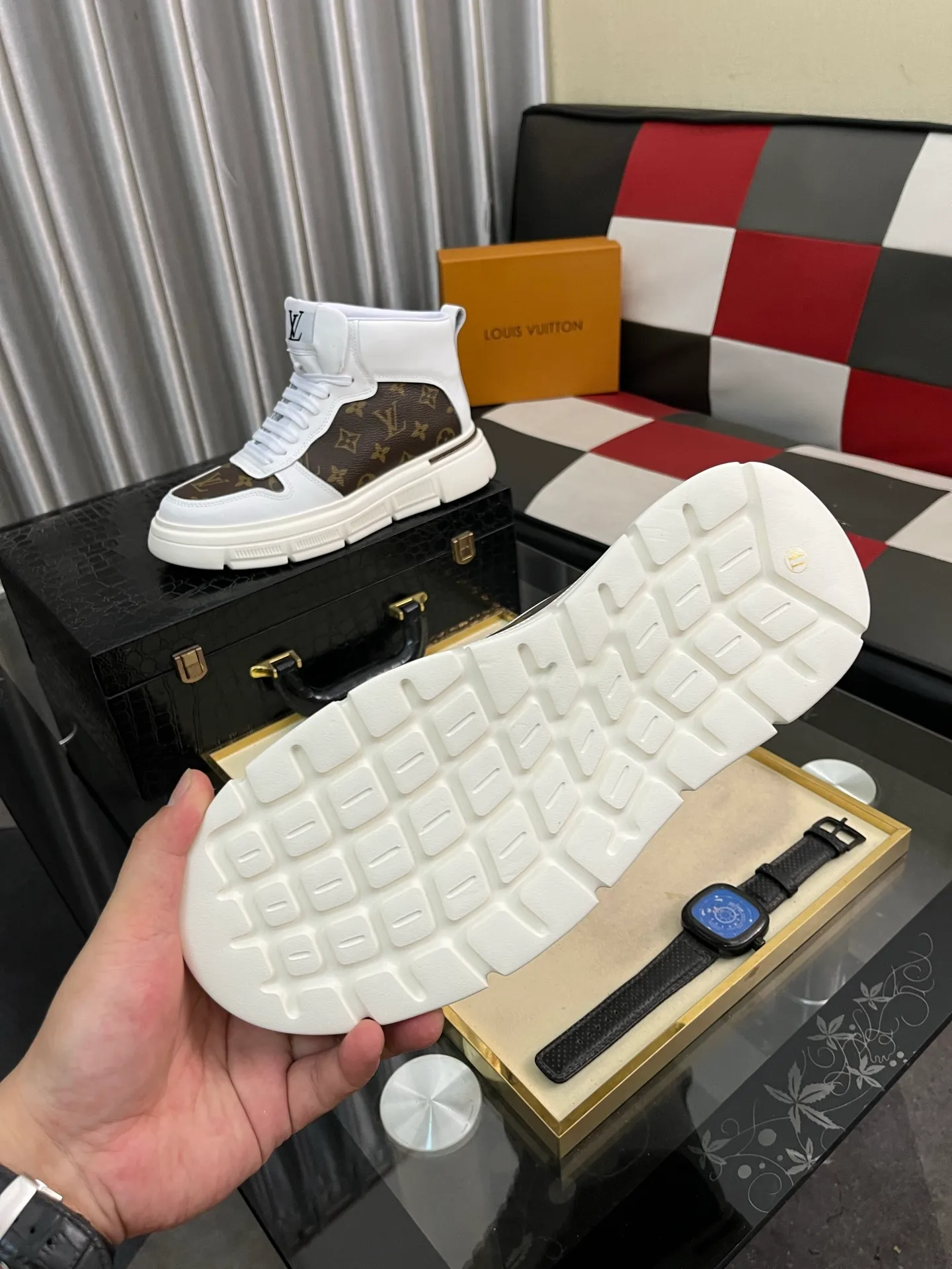 Men's shoes 💰420⌚️⌚️《Louis vuitton/LV Louis Vuitton》original quality.~ Unique modern style sneakers. 🏃A must-have casual shoe for trendy men😍😍 Original brand imported from Italy, imported original leather, cow lining (refuses to discolor and grind feet) Sole: Original sole specially provided by the original factory, French lazy style design Size: 38-442️⃣Colors available